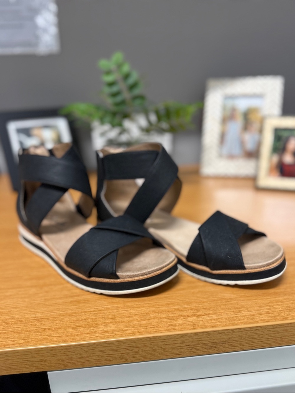 Life Stride Velocity 2.0 Women’s Black Strappy Sandals Sz. 7.5